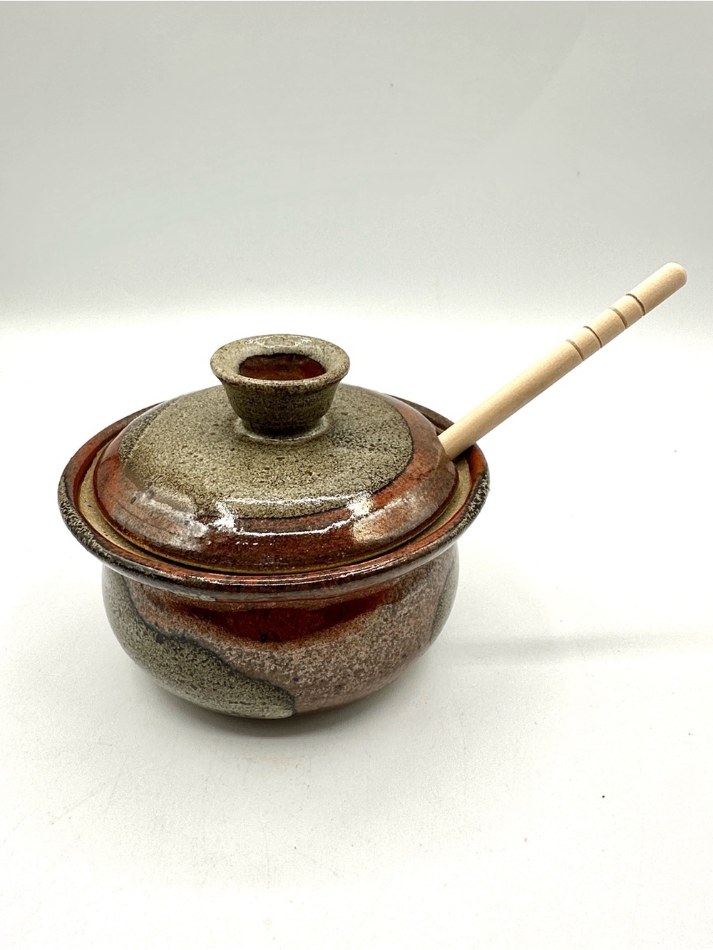 Studio Art Honey Pot / Sugar Bowl w Lid & 2 wooden dippers /spoon
